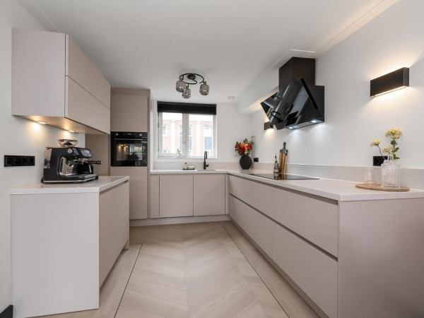 PVC Hongaarse punt vloer met band en bies doorgelegd in moderne keuken