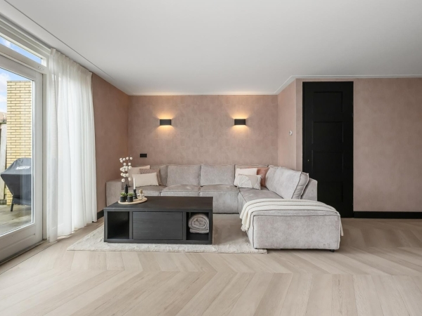 Detail van Hongaarse punt PVC vloer met band en bies in woonkamer