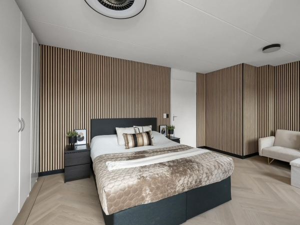 Hongaarse punt PVC vloer met band en bies in slaapkamer met lichte houtlook