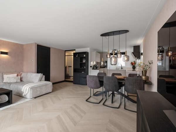 Hongaarse punt PVC vloer met band en bies in woonkamer gelegd – Therdex Premier 6581