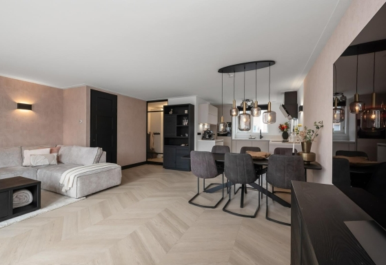 Hongaarse punt PVC vloer met band en bies in eigen woning gelegd