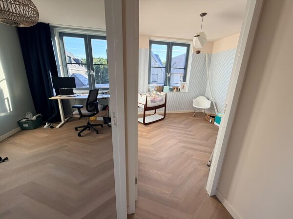 Werkkamer en babykamer op de eerste verdieping, allebei met een PVC vloer in Weense punt
